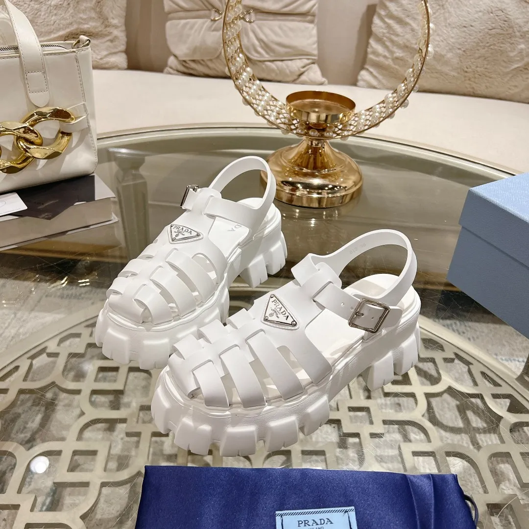 👟👟Ex-factory price 440👟👟 Prada's new spring and summer sawtooth Roman thick-soled rubber sandals, retro, fashionable and avant-garde gear teeth 55mm, thick-soled soles with rubber uppers, making the whole pair of shoes light and comfortable, bright colors, satisfying a variety of choices for fashionable people with different styles! The iconic metal triangle logo is paired with the shape of ancient beach sandals. Every design element is fashionable! Code number 35-40